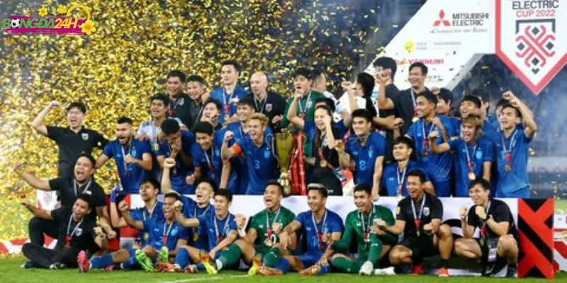 Các đội tuyển tham gia và cuộc cạnh tranh ngôi vương